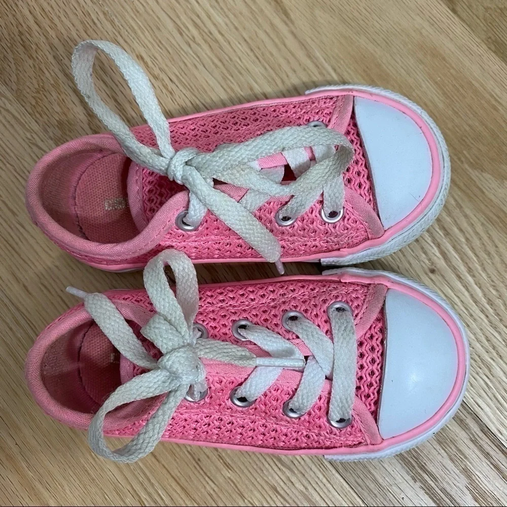 Converse Pink Low Top Sneakers Sz 6 Baby Girl